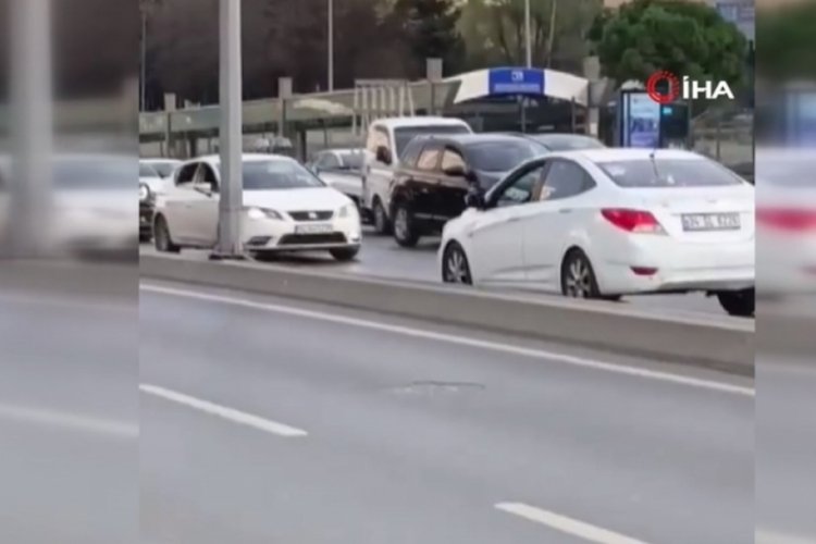 İstanbul'da bir sürücü E-5'i birbirine kattı