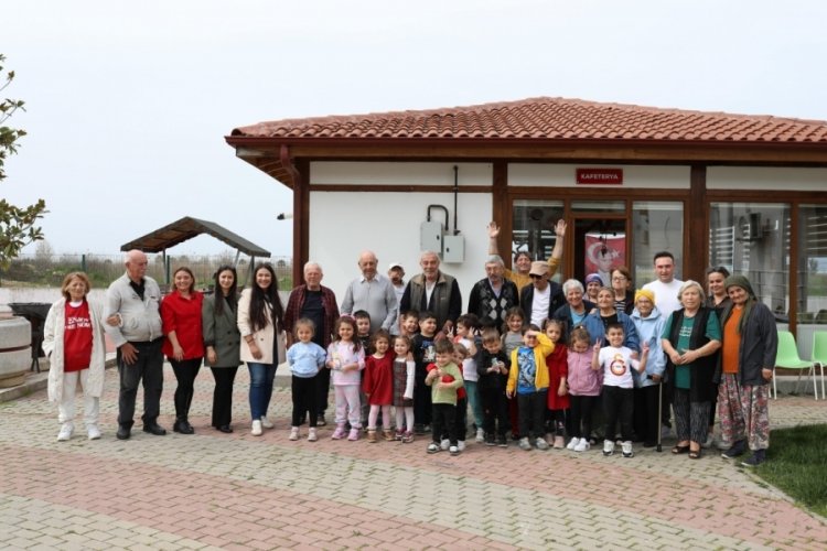 Minikler ve büyükler yaşlılar haftasında Bursa Gemlik'te buluştu