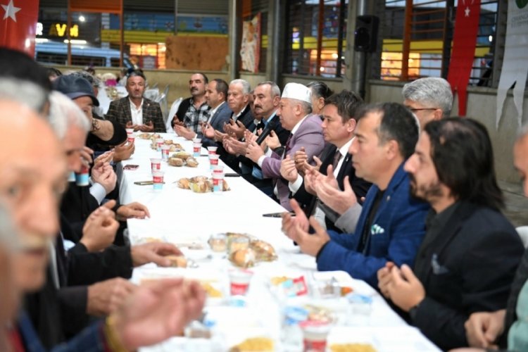 Bursa Osmangazi Belediye Başkanı Aydın, bin kişiyle iftar açtı