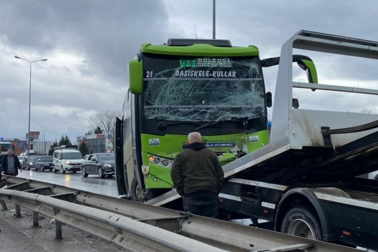 Özel halk otobüsü palet yüklü kamyonetle çarpıştı: 3 yaralı