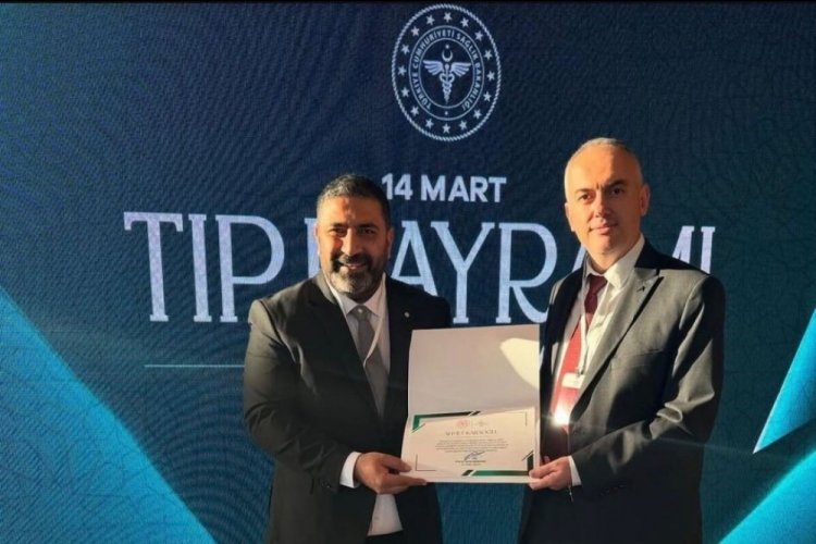 Bursa'da inanılmaz kurtuluşa imza atan doktora Sağlık Bakanlığı'ndan ödül