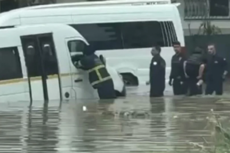 Adana'da sağanak: Öğrencileri itfaiyeciler kurtardı