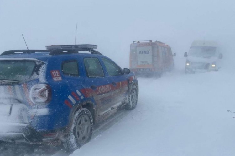 Okul servisi kara saplandı; 8 öğrenci kurtarıldı