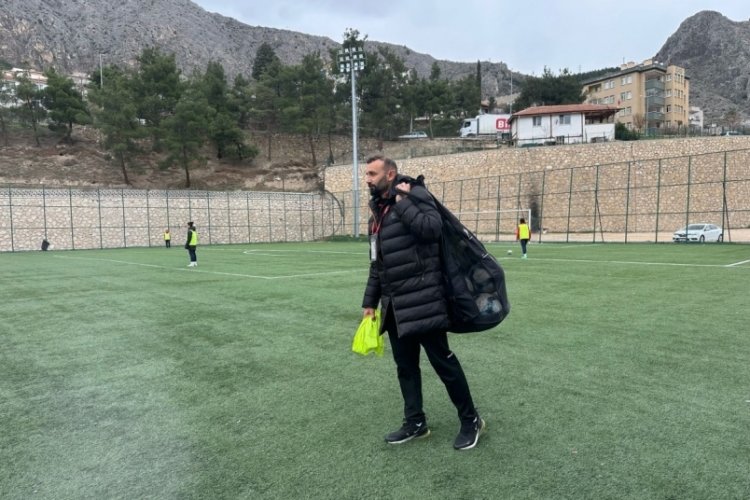 Kadın futbol takımının hem başkanı hem antrenörü hem de malzemecisi