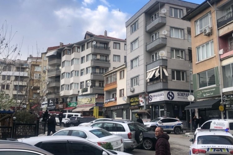 Bursa Gemlik'te şiddetli rüzgar terastaki sediri uçurdu