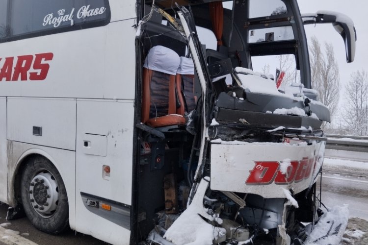 Sivas'ta iki yolcu otobüsü çarpıştı: 6 yaralı