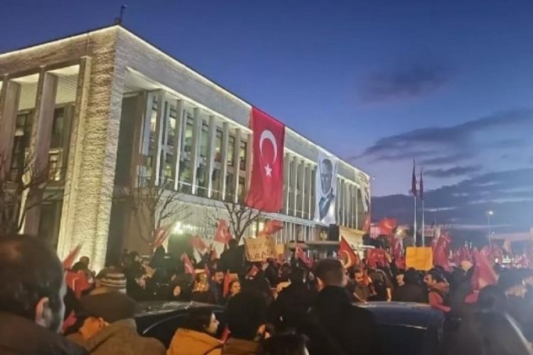 Ekrem İmamoğlu için Saraçhane'de toplanıldı! Reynmen kalabalığı görünce kendini tutamadı!