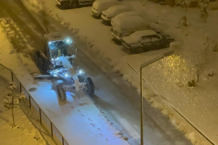 Elazığ'da kar yağışıyla birlikte tuzlama çalışmaları başladı