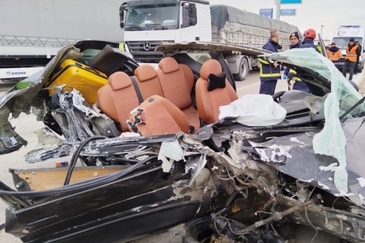 Tıra &ccedil;arpan otomobil par&ccedil;alandı, 4 kişilik aile &ouml;l&uuml;mden d&ouml;nd&uuml;