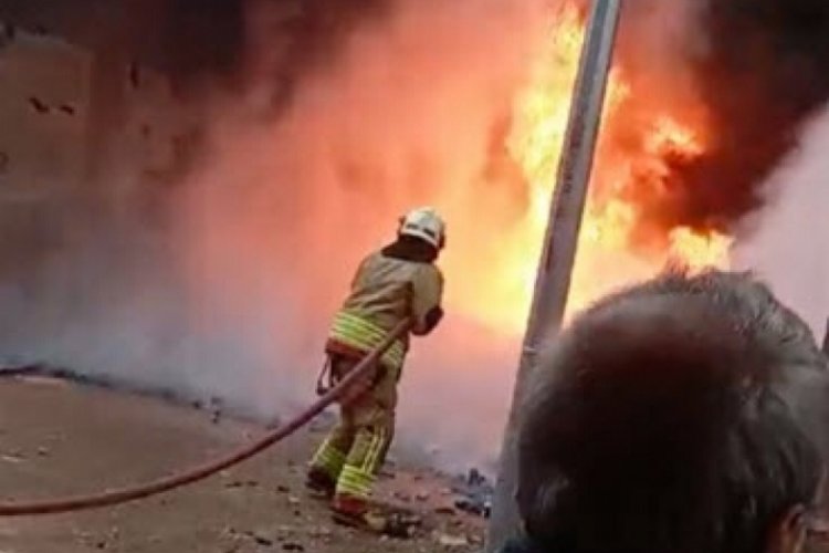 Ahşap paletlerde başlayan yangın, evlere sıçradı