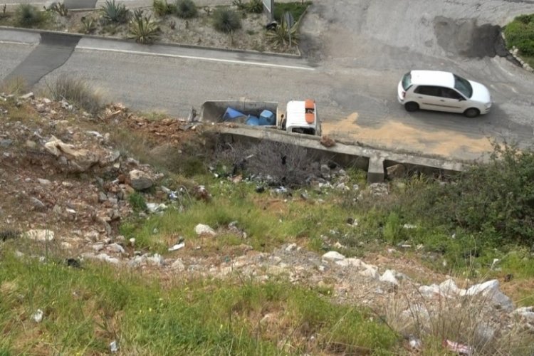 Otomobil 20 metreden şarampole uçtu