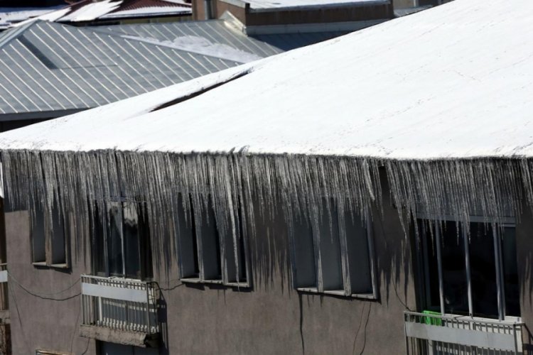Termometreler gece eksi 20'yi gösterdi! Devasa buz sarkıtları oluştu