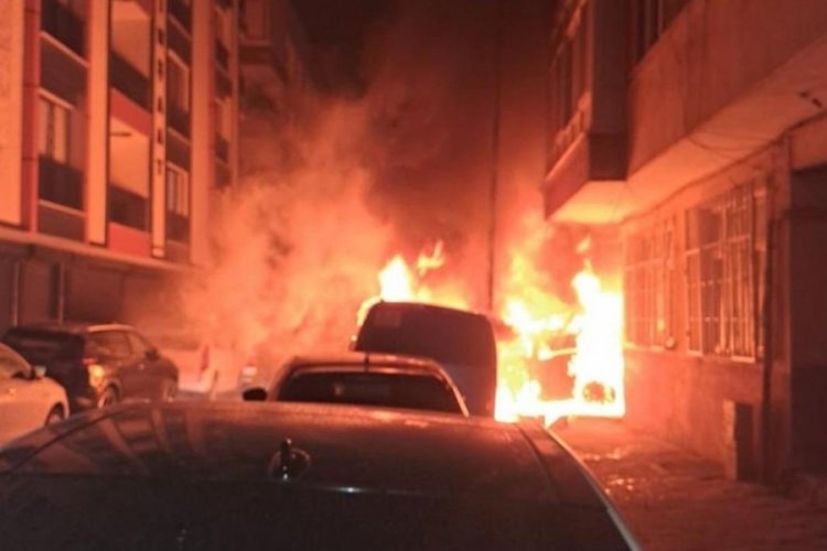 5 ara&ccedil; alev topuna d&ouml;nd&uuml;! Binaların pencereleri eridi...