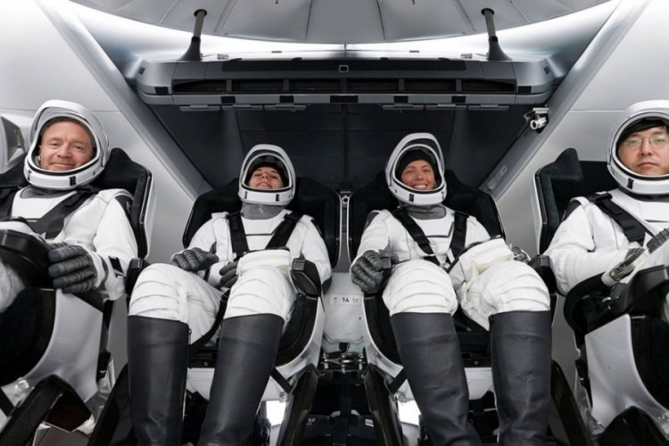 SpaceX, kutup yörüngesine ilk insanlı uzay uçuşunu gerçekleştirdi