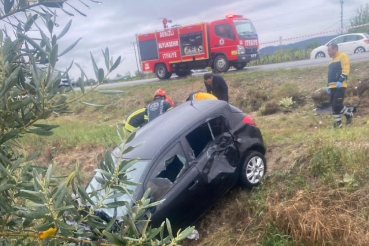 Karşı yönden gelen iki araç kafa kafaya çarpıştı: 4 yaralı