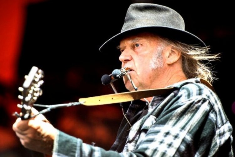 Neil Young'ın ABD'ye dönmesi yasak mı?