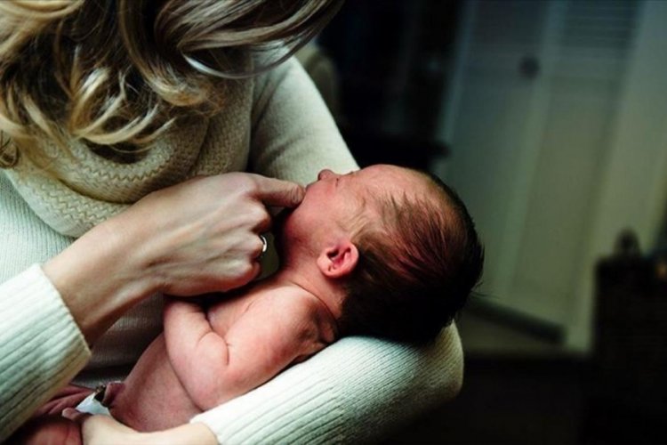 İkiz bebek bekleyerek doğuma girdi! Hayatının şokunu yaşadı