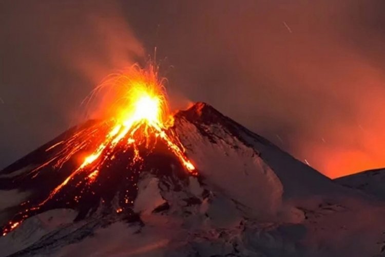 Etna Yanardağı yeniden hareketlendi: Kül ve lav püskürttü!