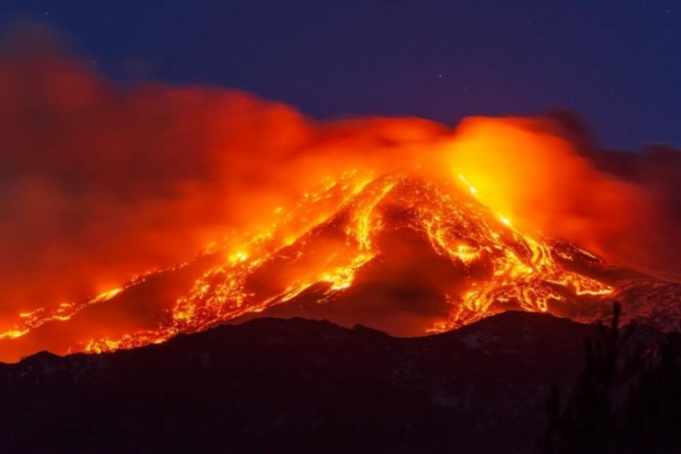 Etna Yanardağı kül ve lav püskürttü