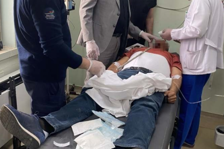 Şantiyede ayağı kayıp düşen işçinin yüzüne inşaat demiri saplandı