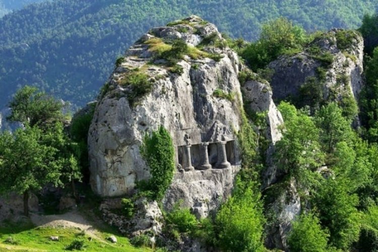 Kuzeyin muhafızı İnceburun Feneri ve zamana direnen Terelek Mezarları