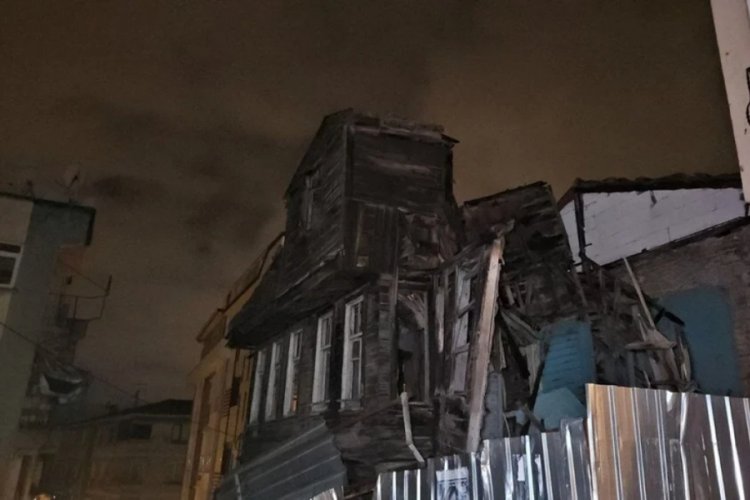 İstanbul'da fırtına: Çatılar uçtu, ağaçlar devrildi