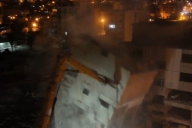 Yedi katlı binanın yerle bir olma anı dronla görüntülendi