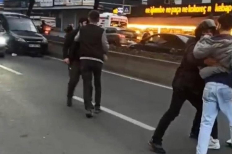 Yol ortasında pata küte birbirlerine girdiler! Silah çekip etrafa rastgele ateş etti