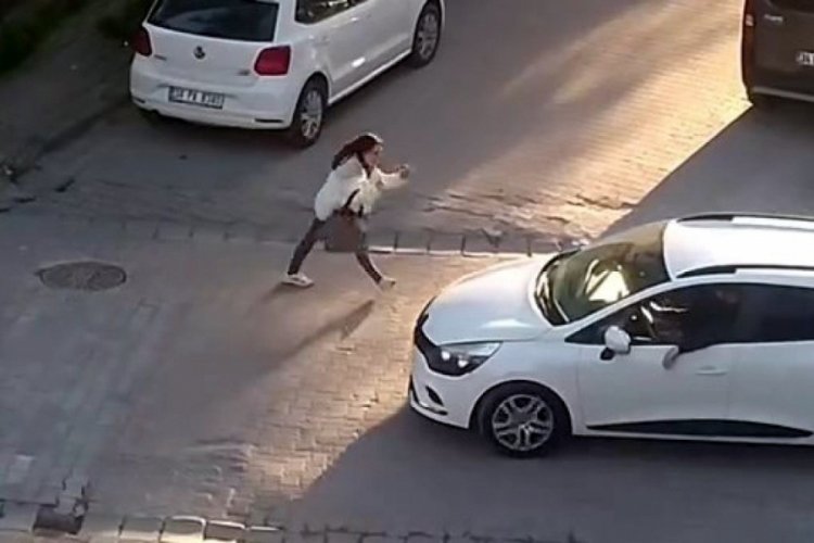 Yol ortasında sürücülere küfredip araçları tekmeledi