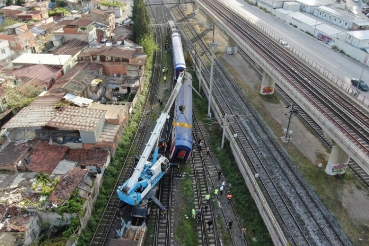 İzmir'de bir vagon bakım sırasında raydan çıktı