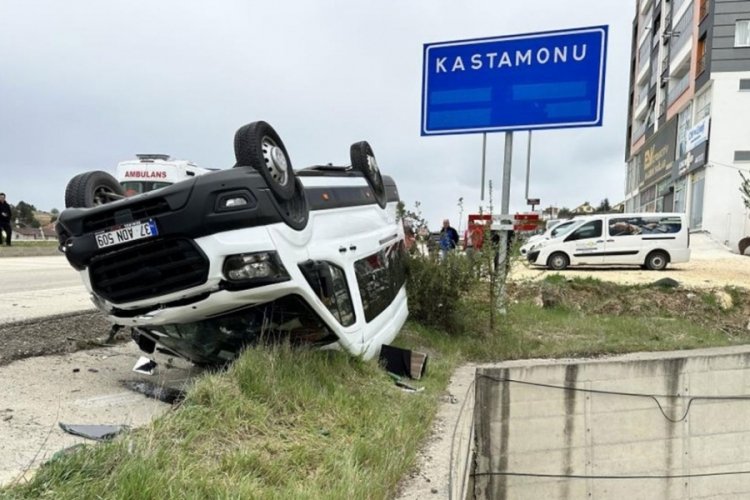 Tırla çarpışan minibüs takla attı: Çok sayıda yaralı var