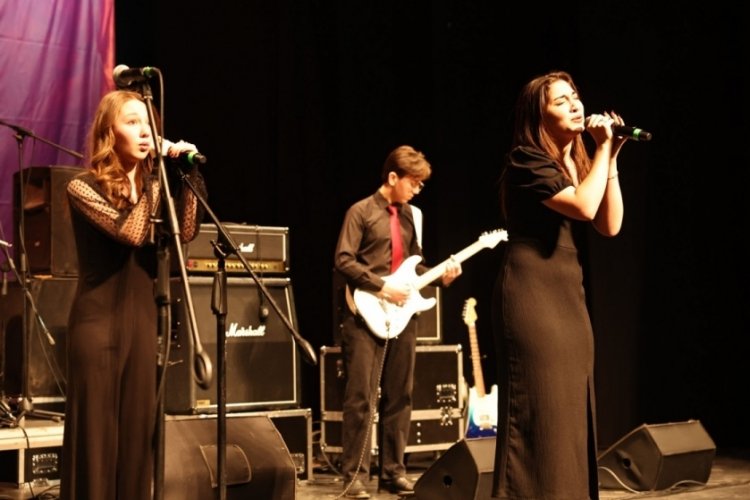  Liseli gençler müzik yeteneklerini sergiledi