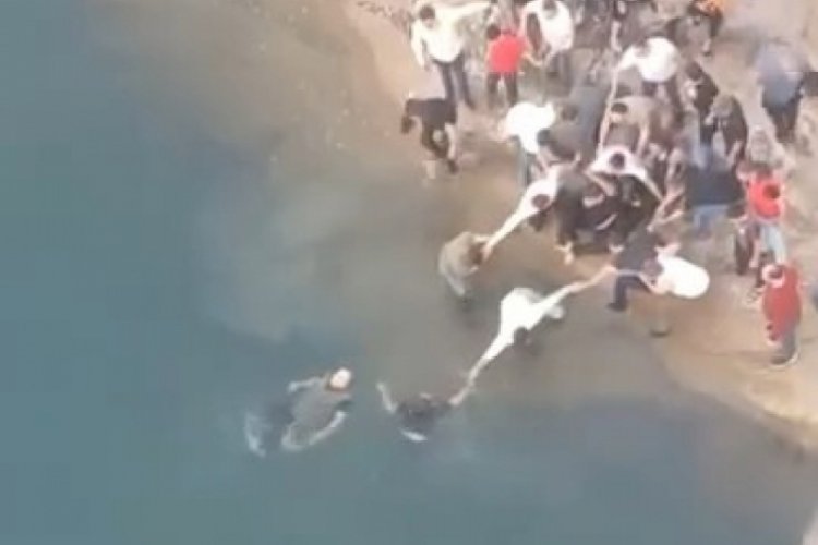 Diyarbakır'da boğulma tehlikesi geçirenleri el ele vererek kurtardılar