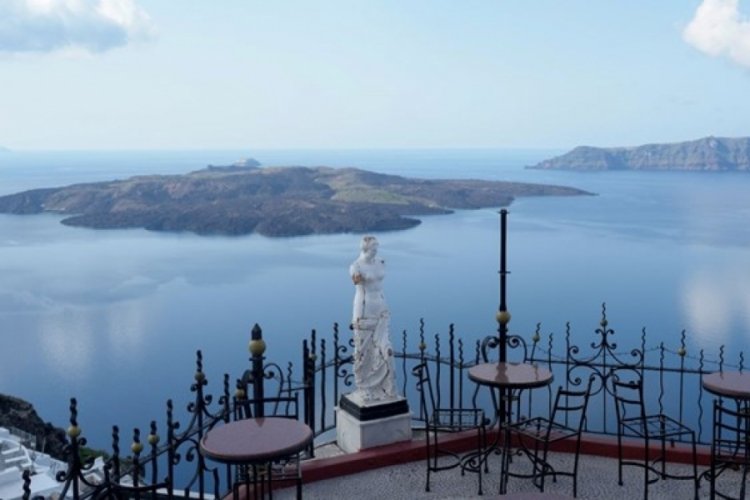Santorini'de gergin bekleyiş: "Ada sulara gömülebilir"