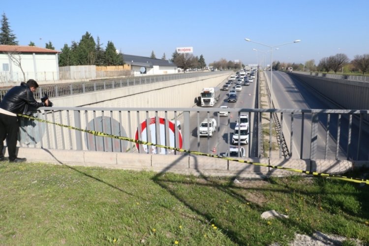 Polisten kaçarken üst geçitten atladı, otomobilin üzerine düştü
