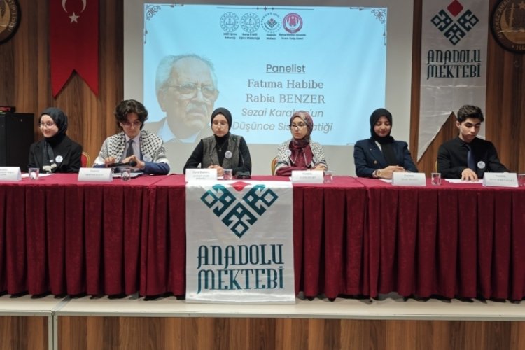 Bursa'da "Anadolu Mektebi Öğrencilerinin Dilinden Sezai Karakoç" paneli düzenlendi