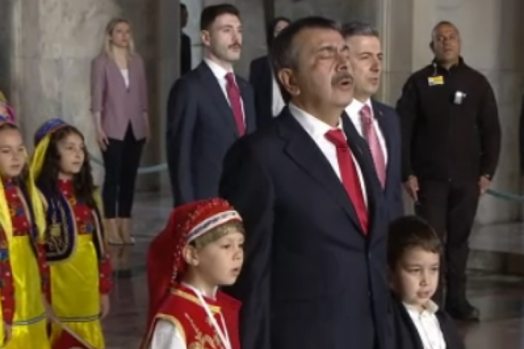 Bakan Tekin, öğrencilerle Anıtkabir'i ziyaret etti
