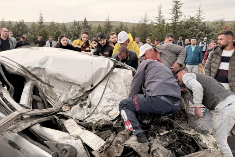 Tırla çarpışan otomobil kağıt gibi ezildi: Ölü ve yaralı var