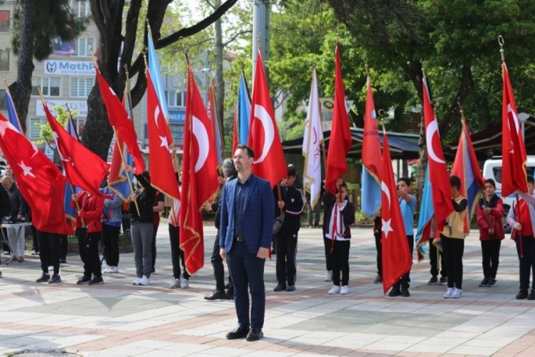 Bursa Orhangazi'de 23 Nisan kutlamaları çelenk sunumu ile başladı