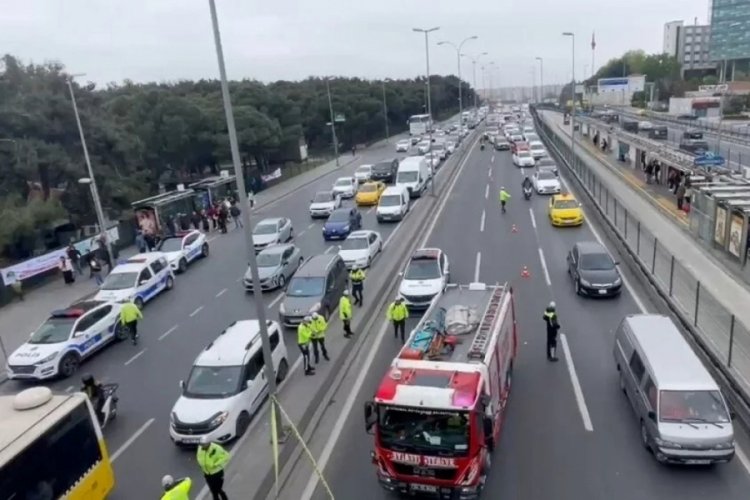 Feci kaza! Motosiklet tankere çarptı