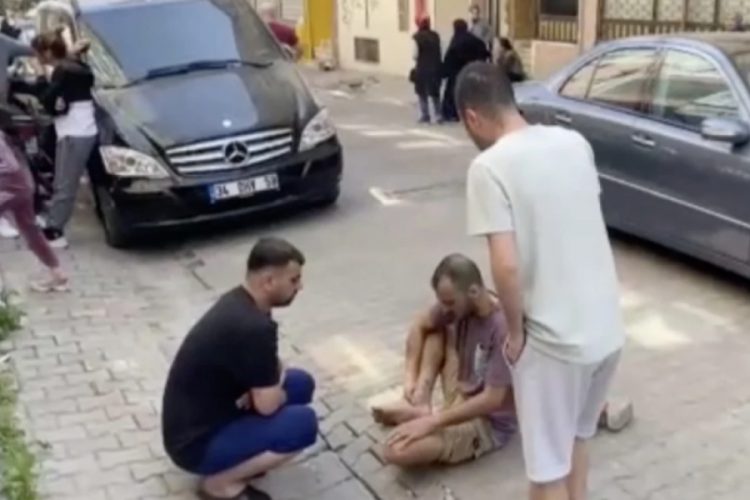 Bahçelievler'de bir kişi depremde balkondan atlayarak yaralandı