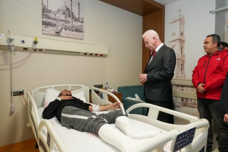 Vali Davut Gül depremde yaralanan vatandaşları ziyaret etti