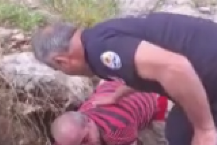 Kolu iki kaya arasına sıkıştı!