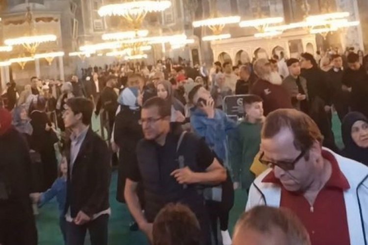 Ayasofya'da deprem paniği kamerada