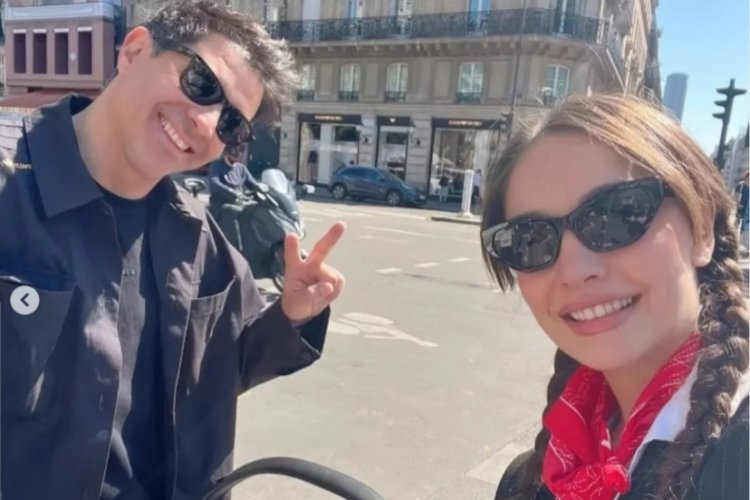 Cansel Elçin ve Zeynep Tuğçe Bayat, Paris'e gitti