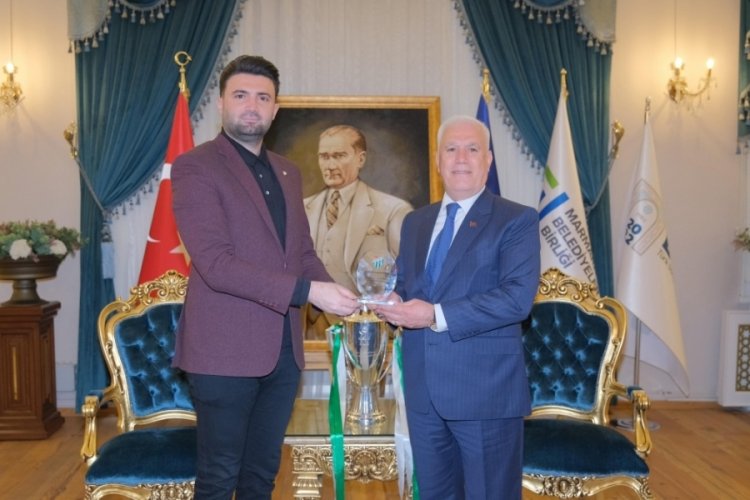 Bursaspor'dan şampiyonluk kupasıyla Bozbey'e ziyaret!