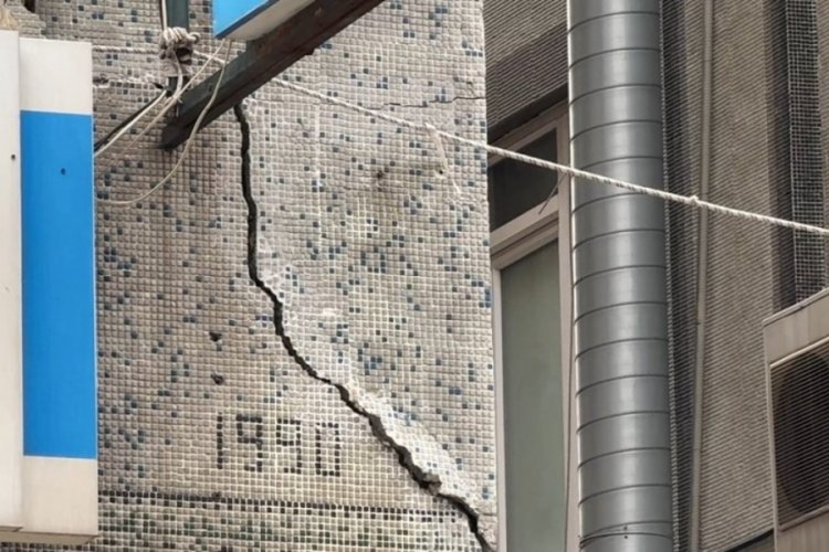 İstanbul'da üç bina boşaltıldı:Derin çatlaklar var
