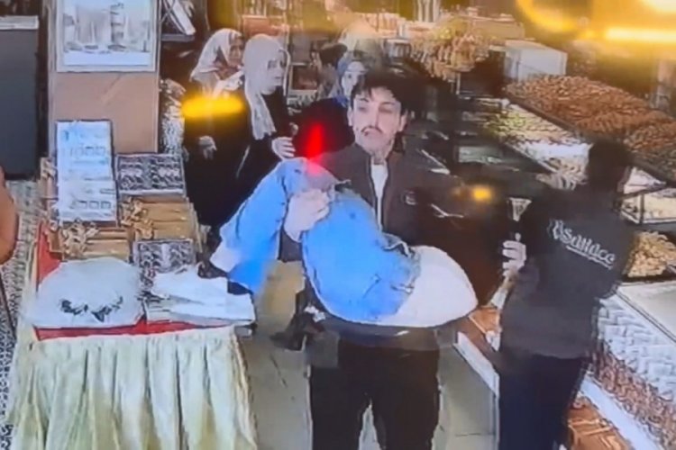 Depremde canını hiçe sayıp, bayılan müşteriyi kurtardı