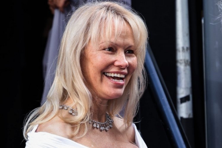 Pamela Anderson bir kez daha sahneye hazırlanıyor