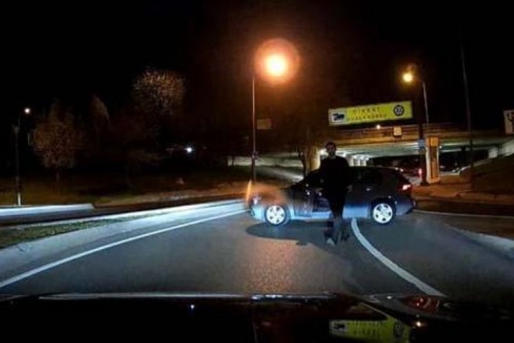 Kadın sürücünün yolunu kesti